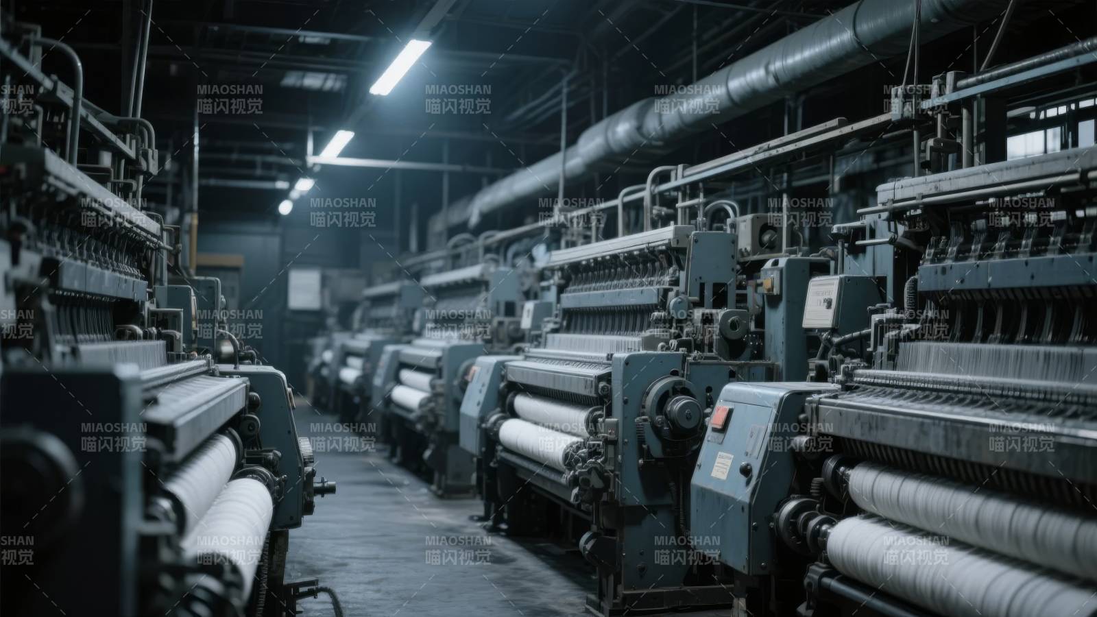纺织车间机器运转图片