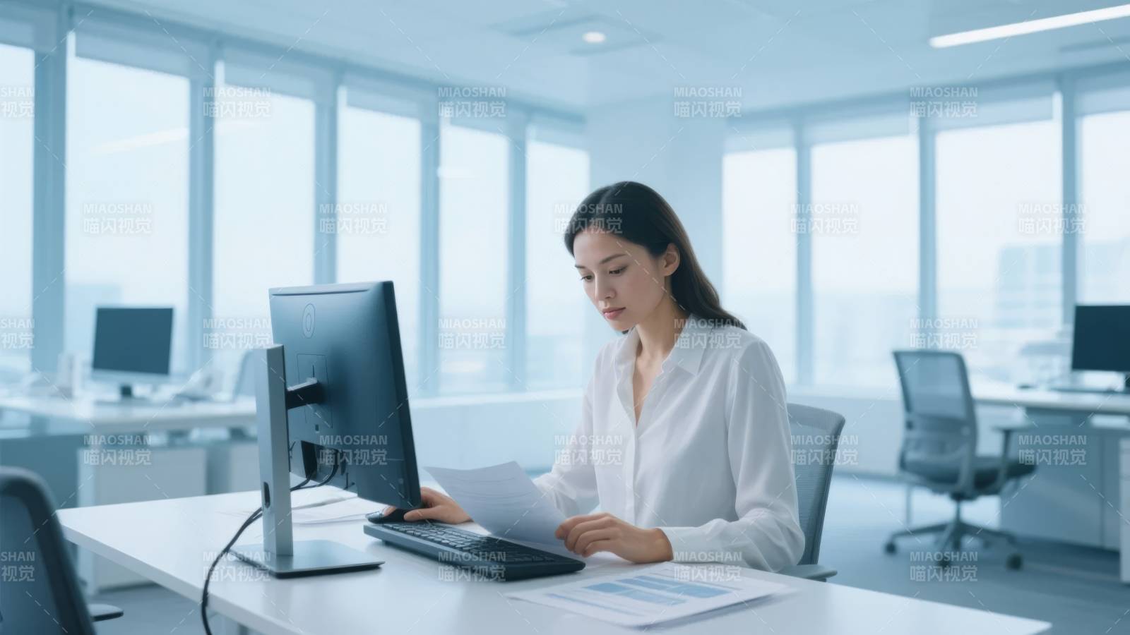 专注办公的女性图片