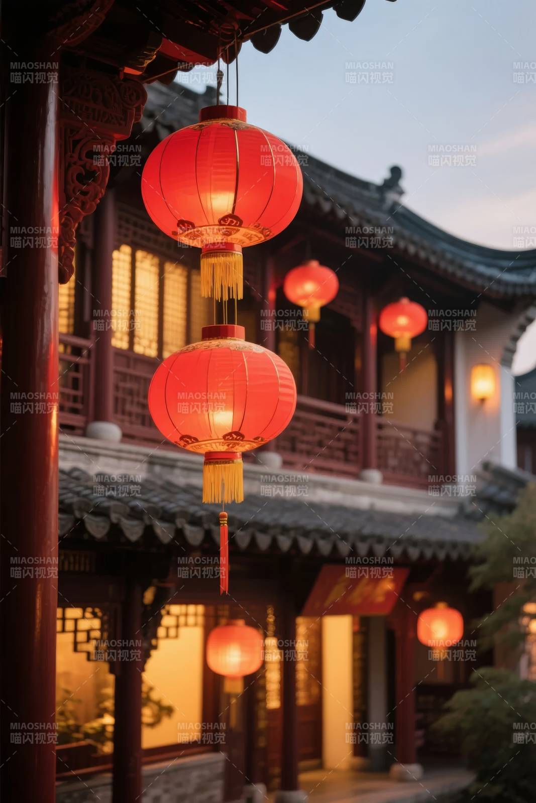 红灯笼映古宅图片