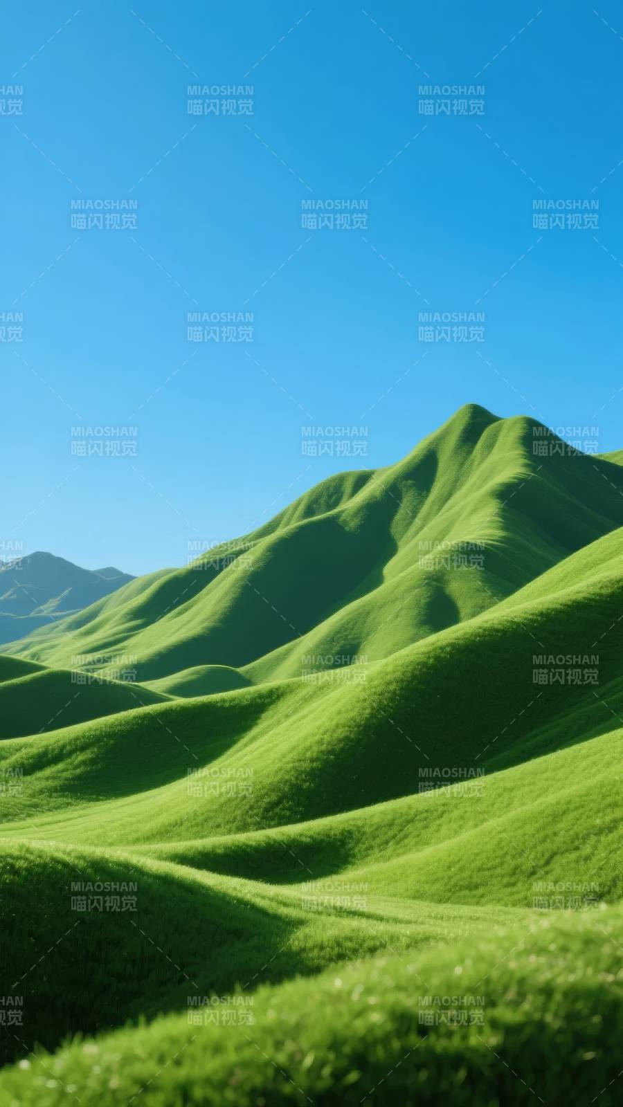 翠绿山丘映蓝天图片