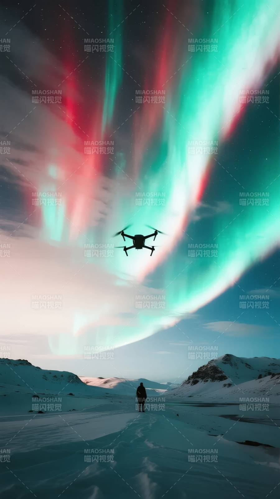 极光下的飞行者图片