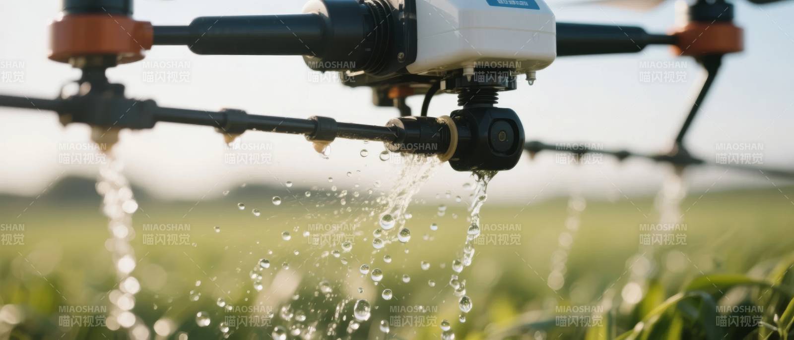 无人机喷洒农田图片