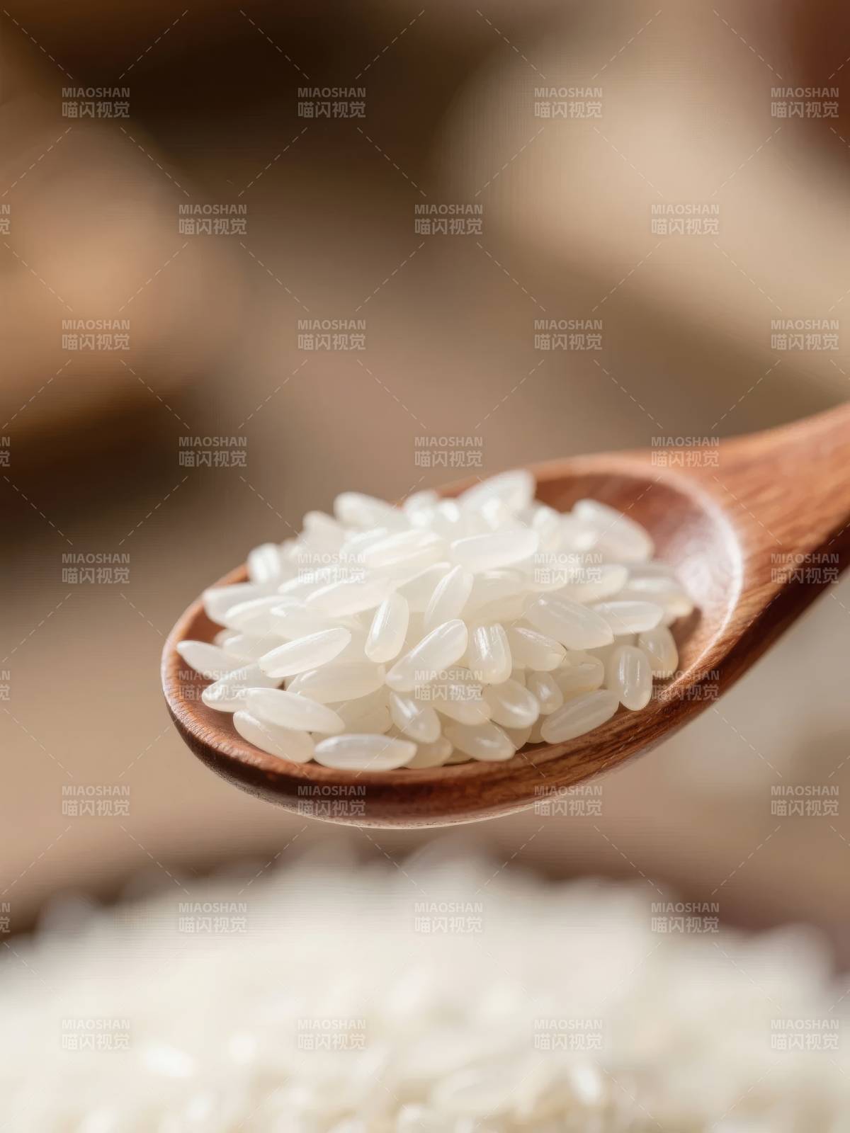 木勺盛白米图片