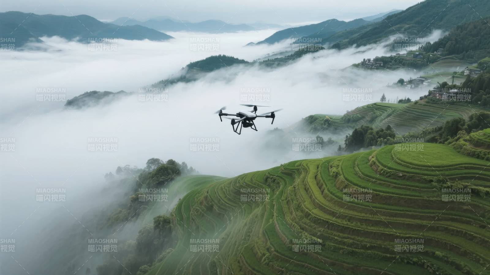 云雾缭绕梯田上空图片