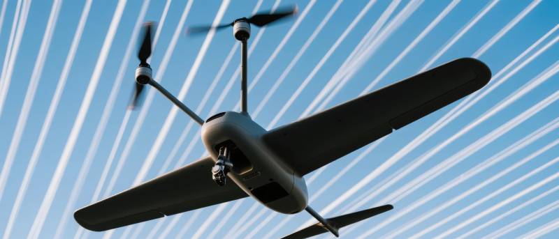 无人机翱翔天际图片