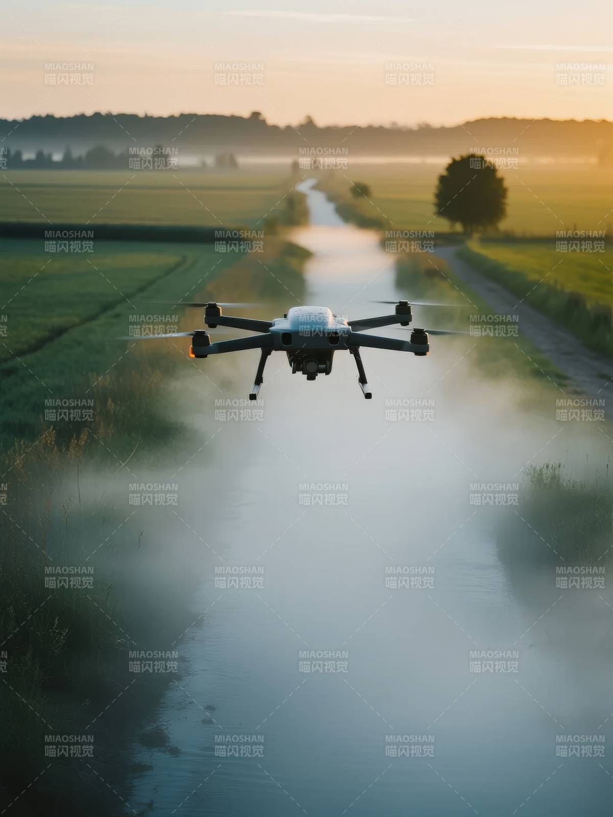 晨雾中的无人机图片