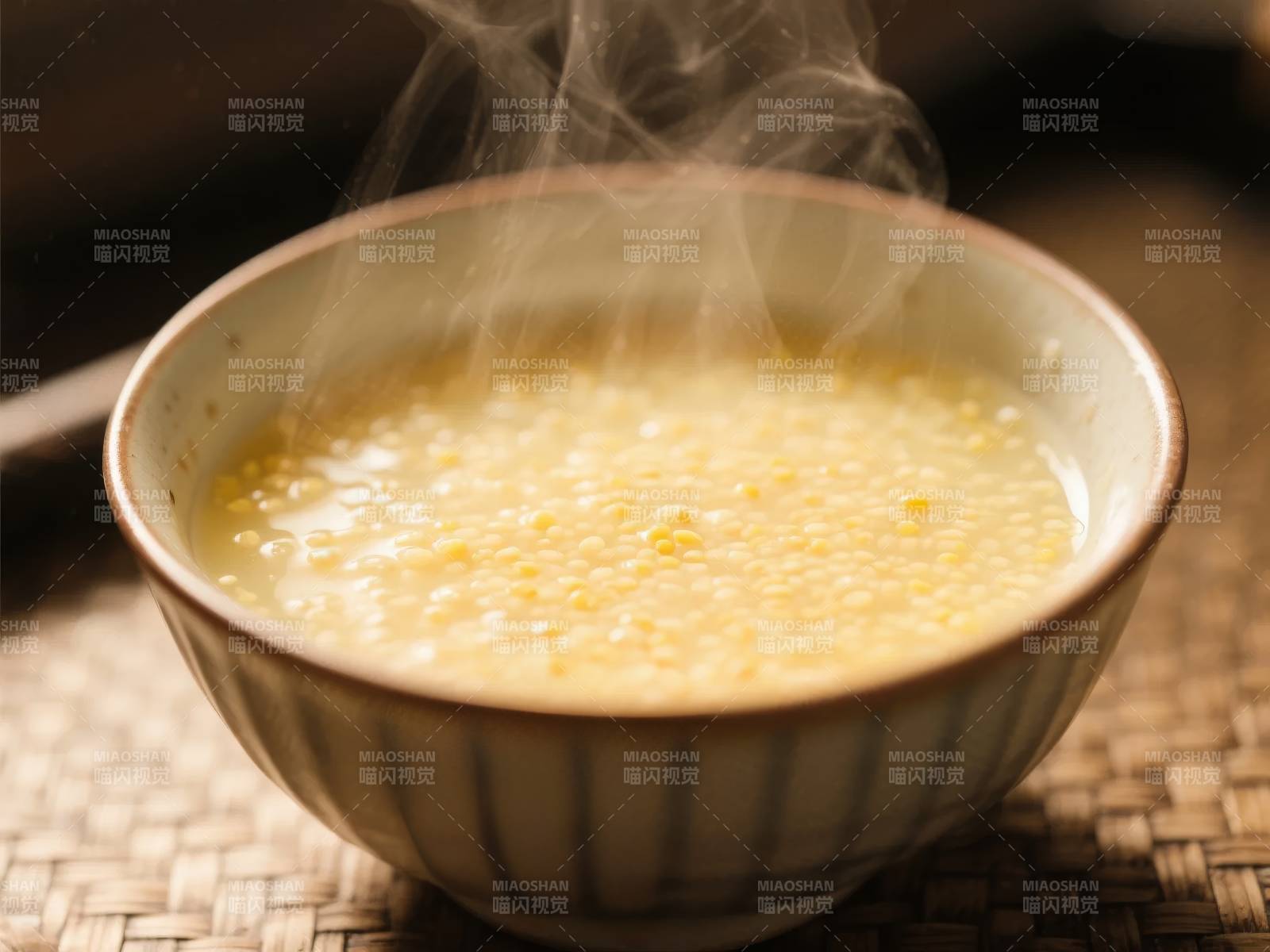 热腾腾的粥图片