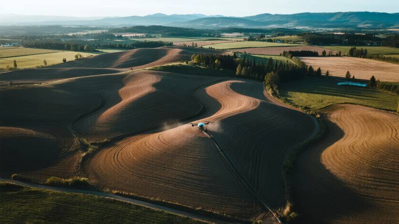 田园曲径耕作图图片