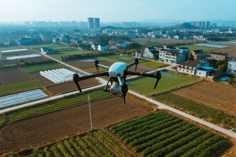 无人机农田作业图片