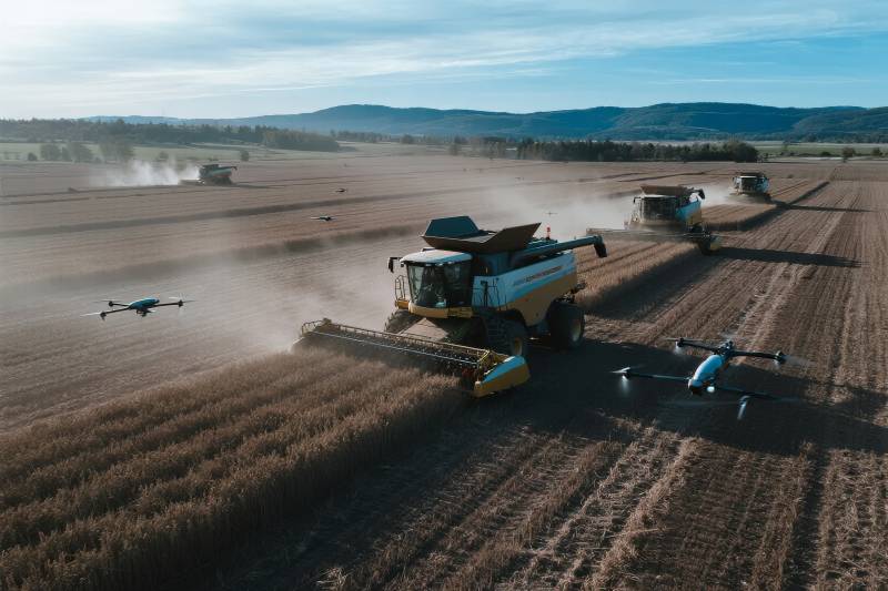 无人机助农收割图片