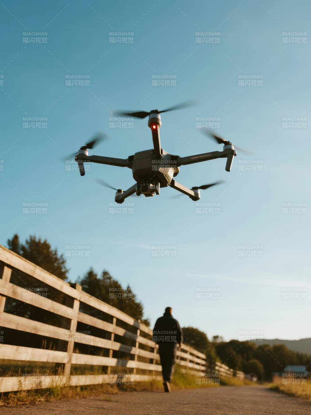 无人机伴行乡间路图片