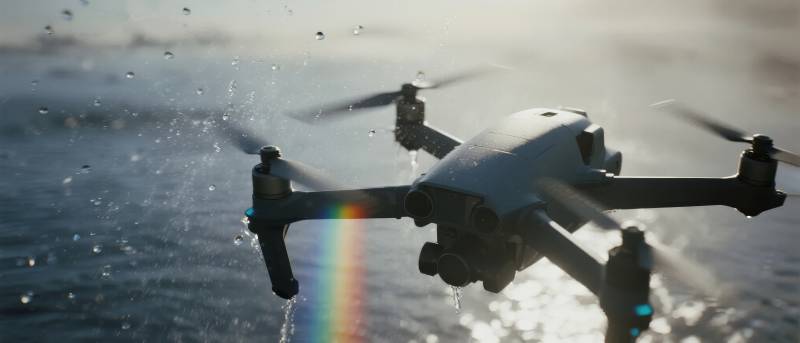 无人机飞越水面图片