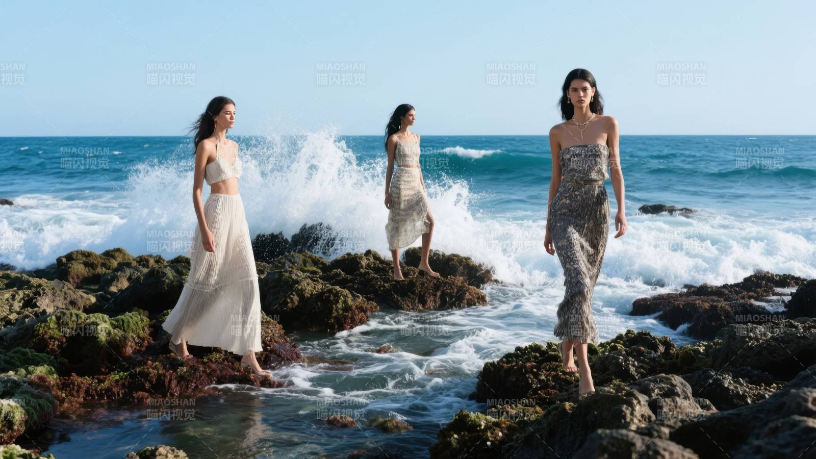 海边岩石上的三位女子图片