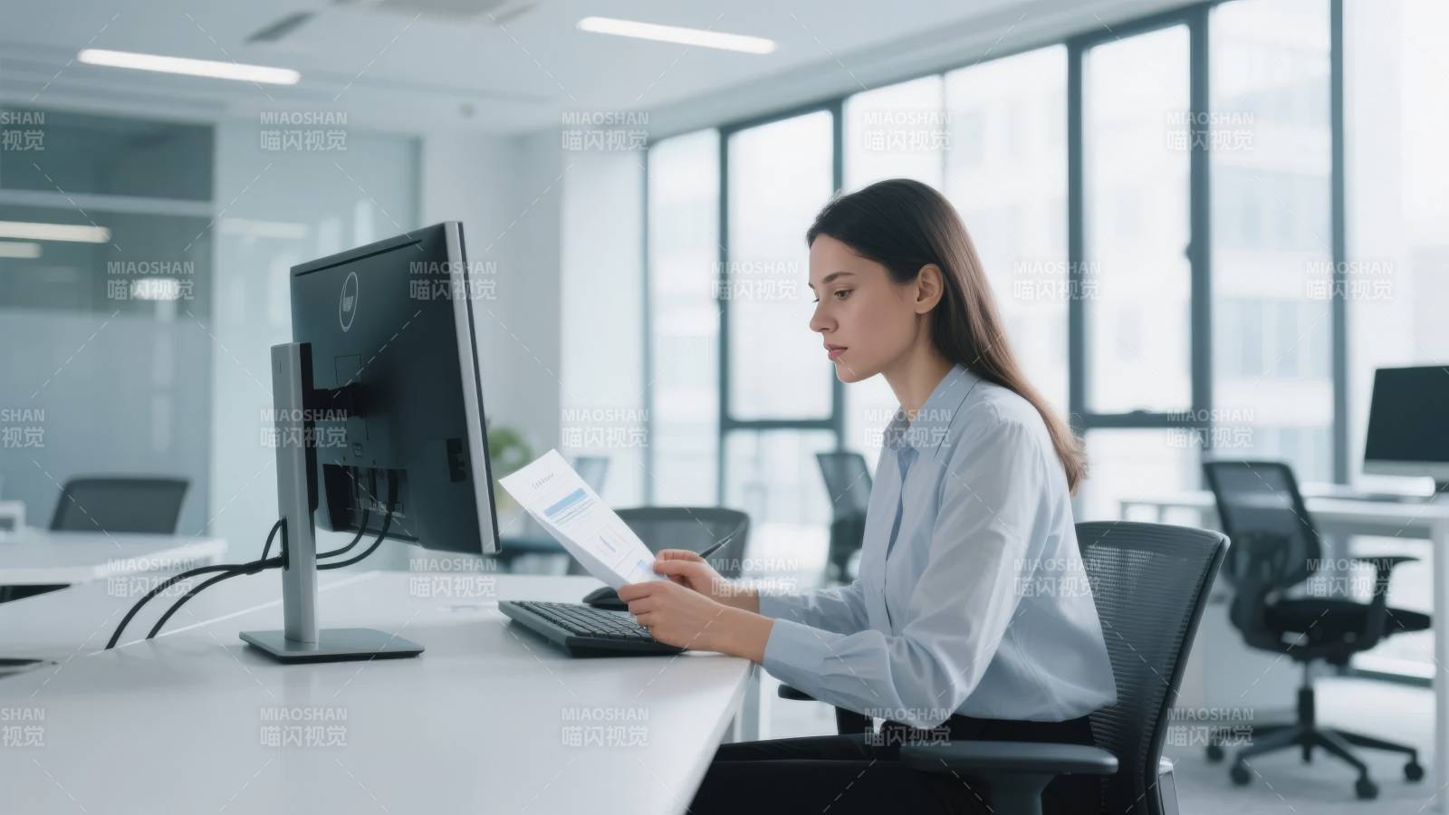 办公桌前专注工作图片