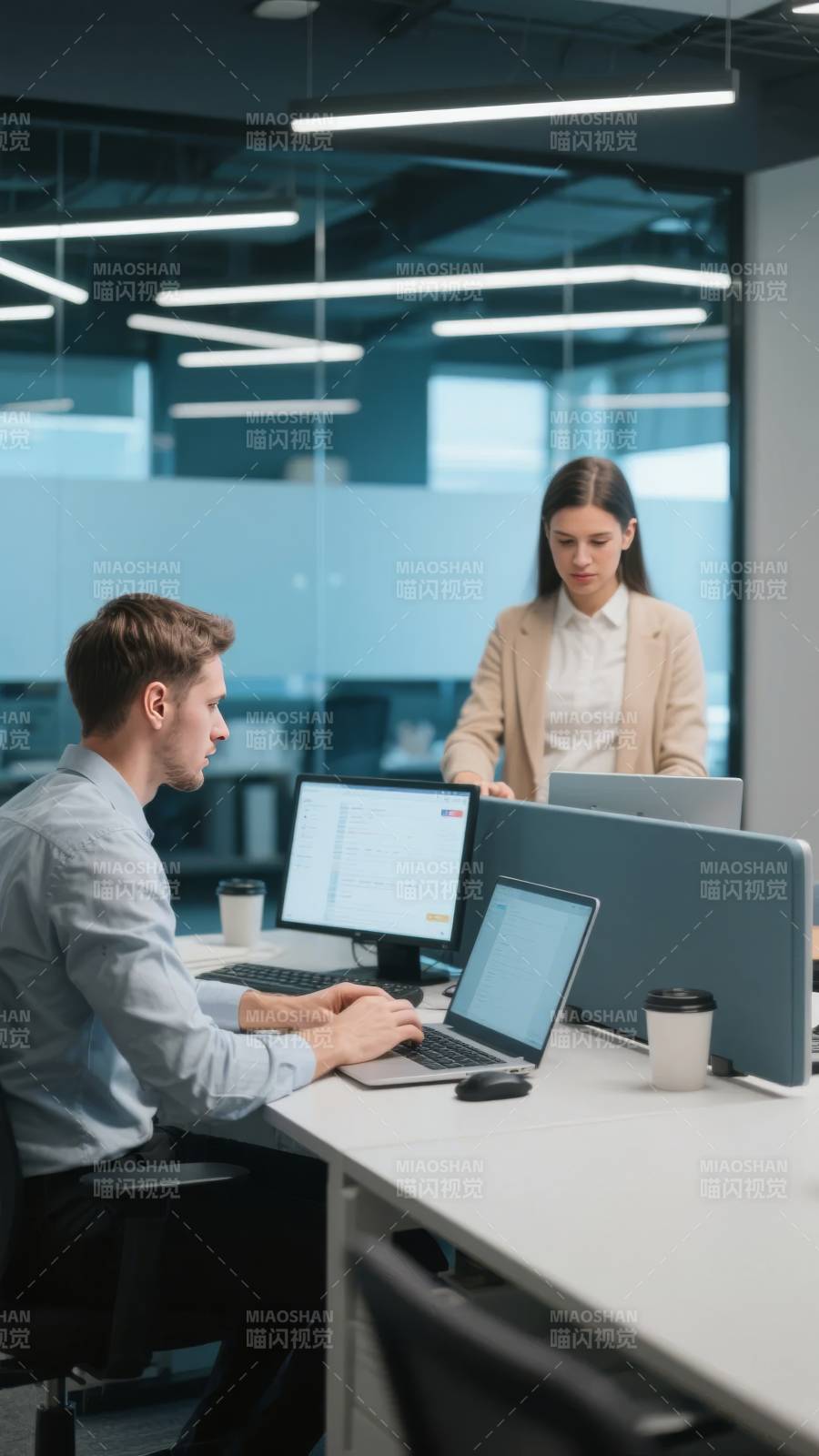 办公协作场景图片