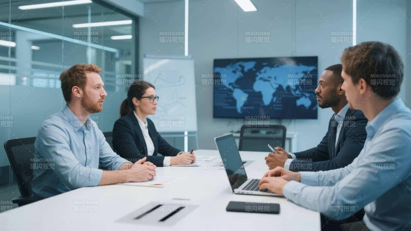 商务会议讨论中图片