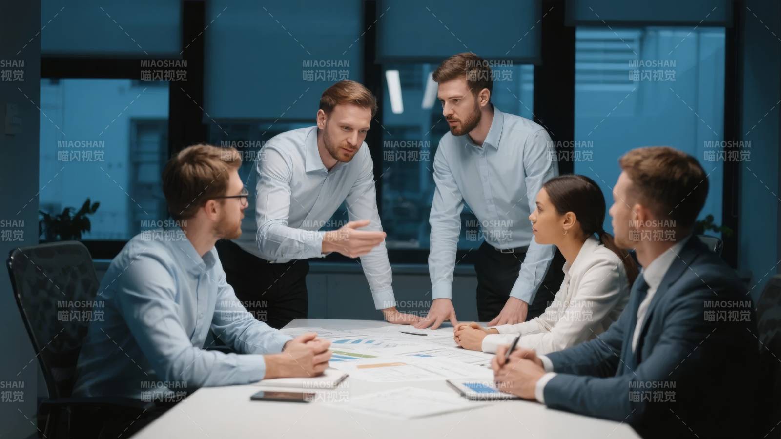 商务会议讨论中图片