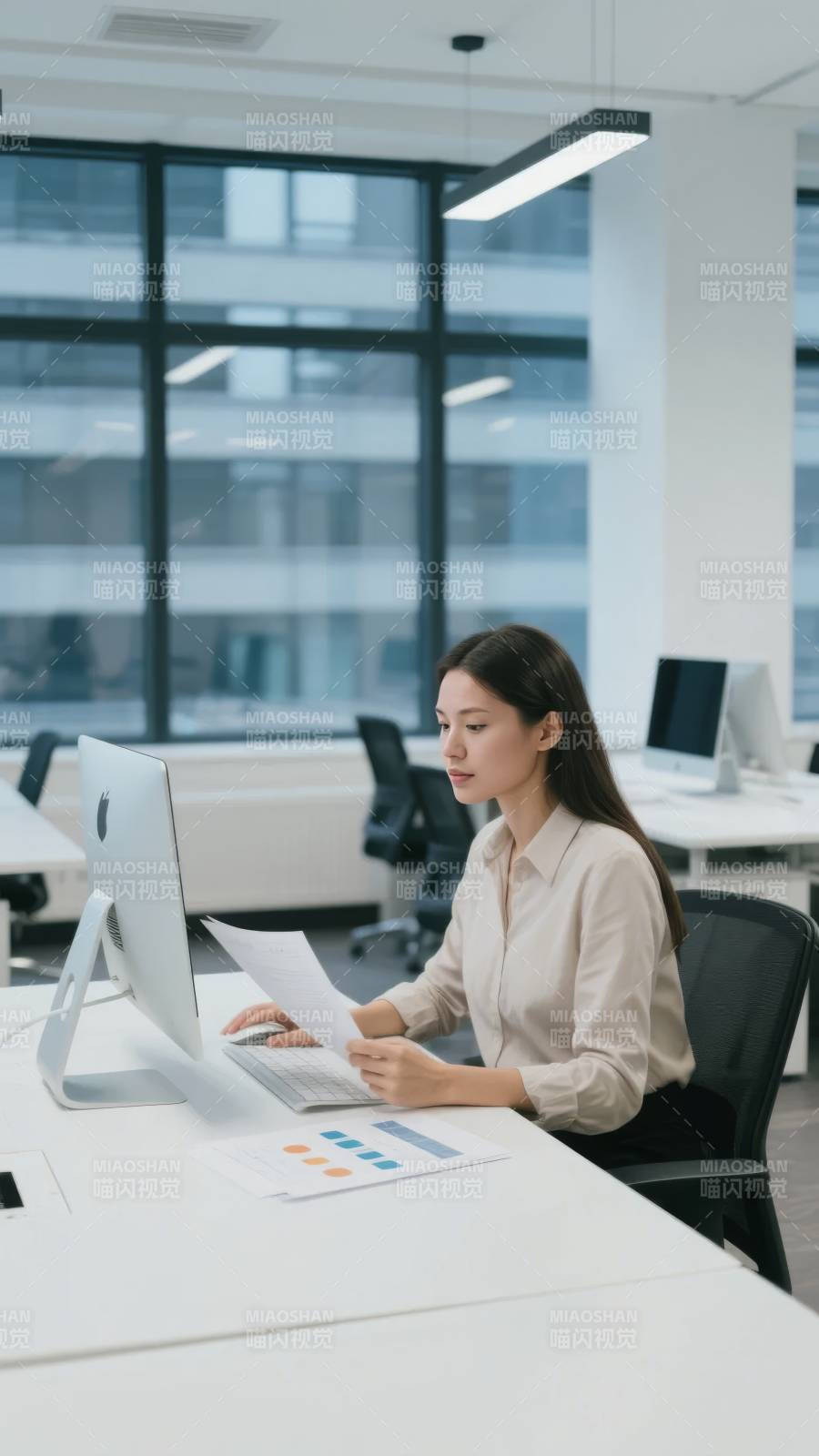 专注办公的女性图片