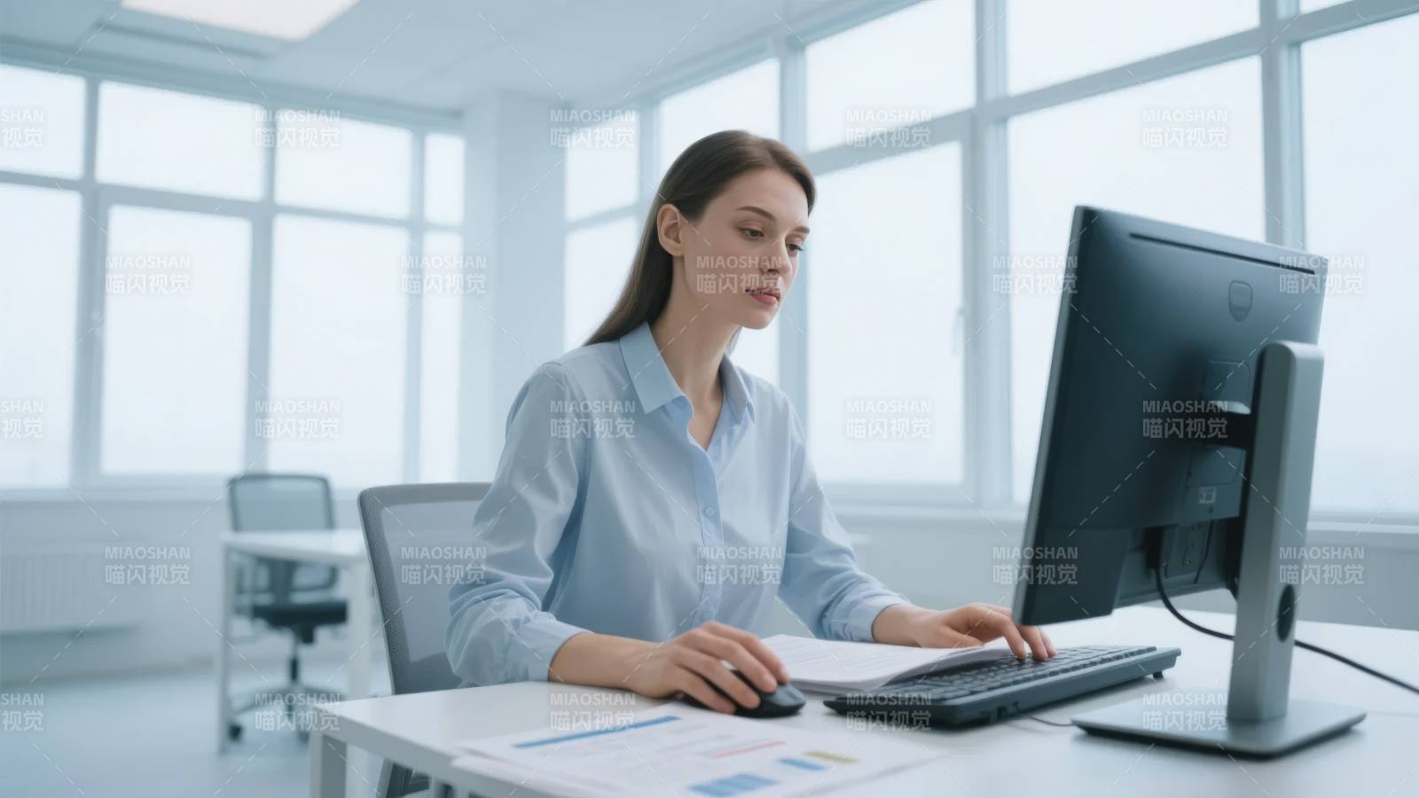 专注工作的女性图片