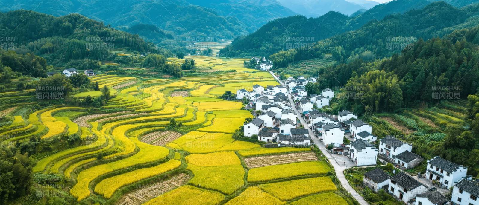 梯田环绕的美丽乡村图片