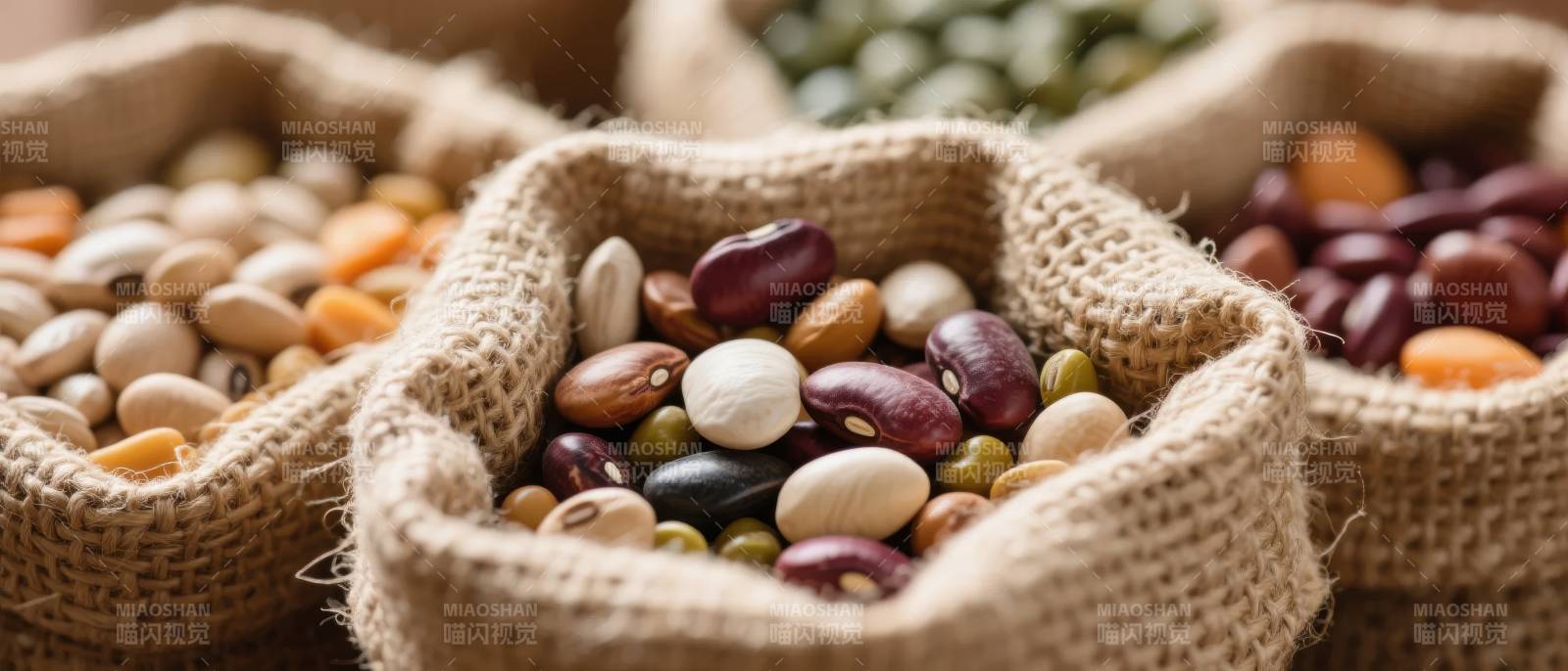 五彩豆类装麻袋图片