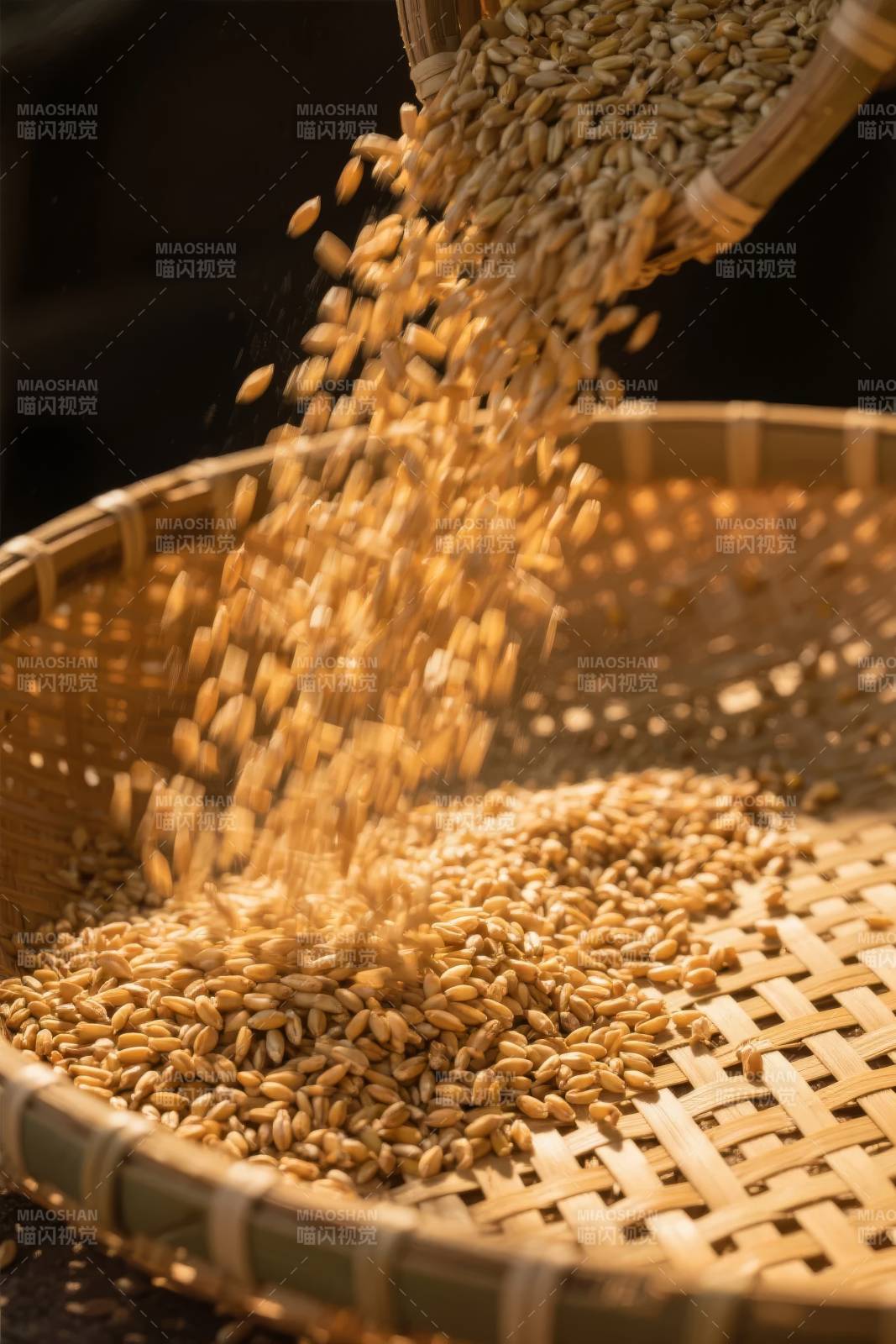 麦粒倾泻入竹筛图片