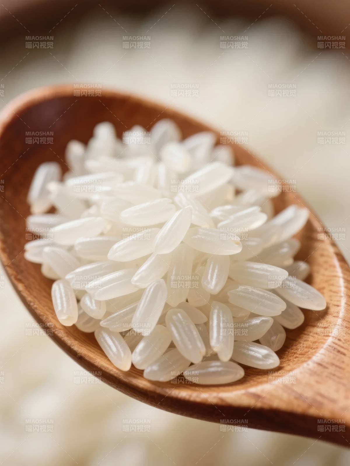 晶莹大米 木勺盛放图片