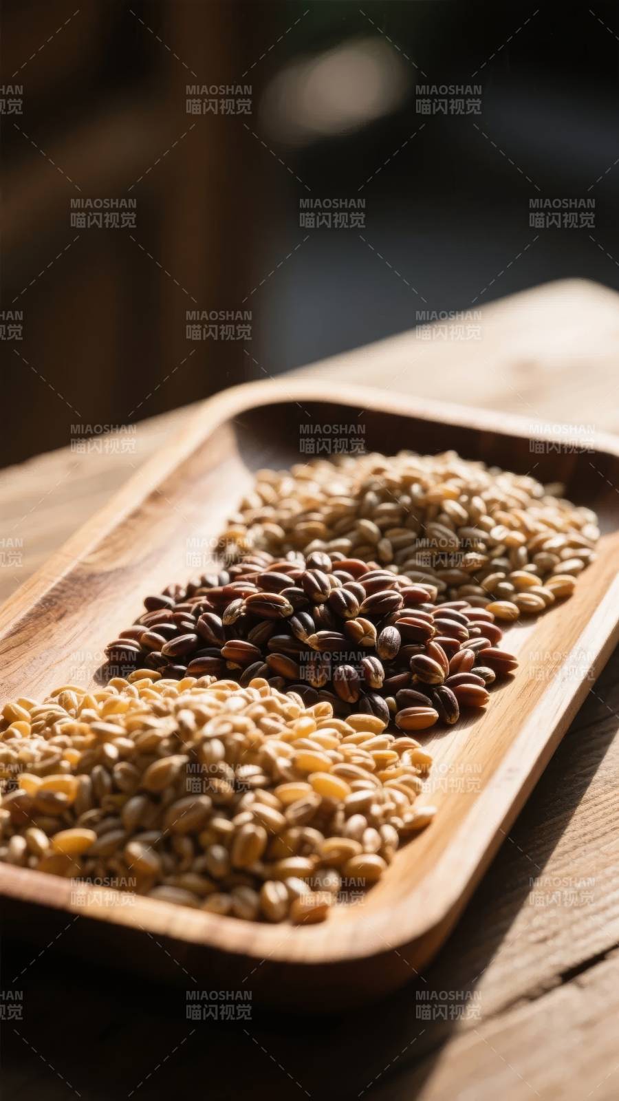三色谷粒静置木盘图片