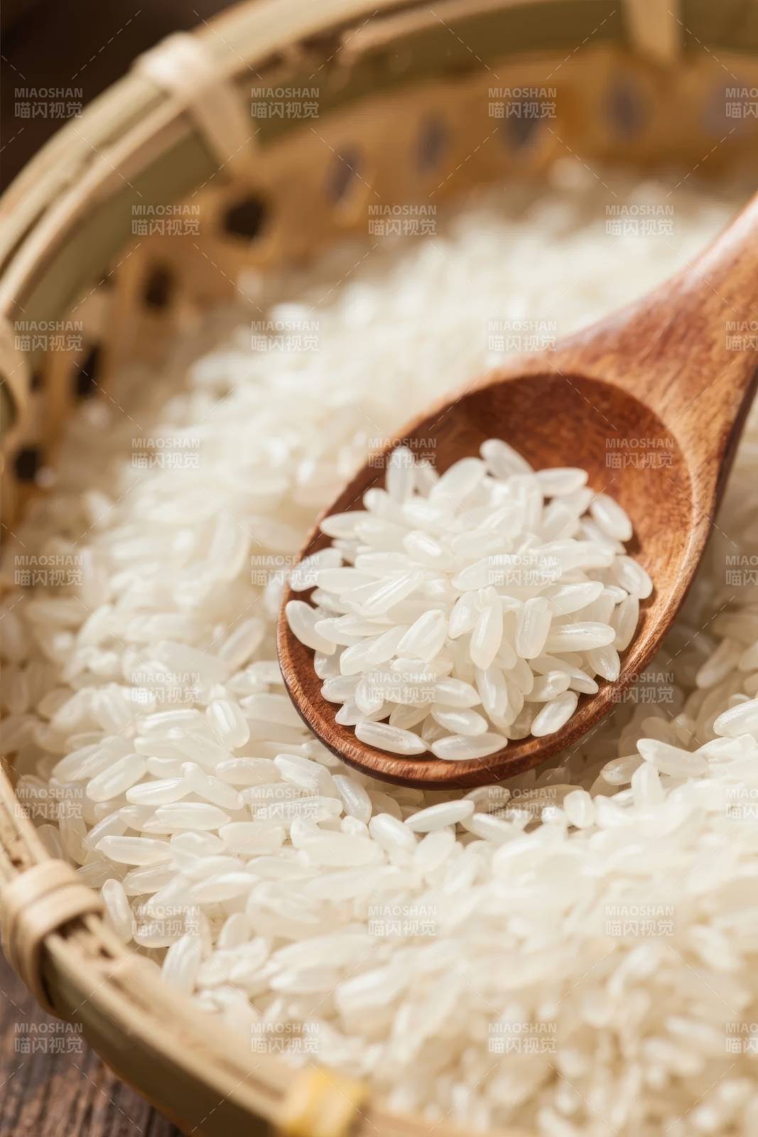 白米盛于竹篮中图片