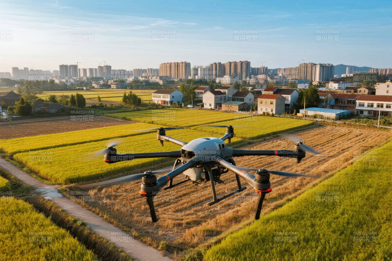 无人机飞越田野图片