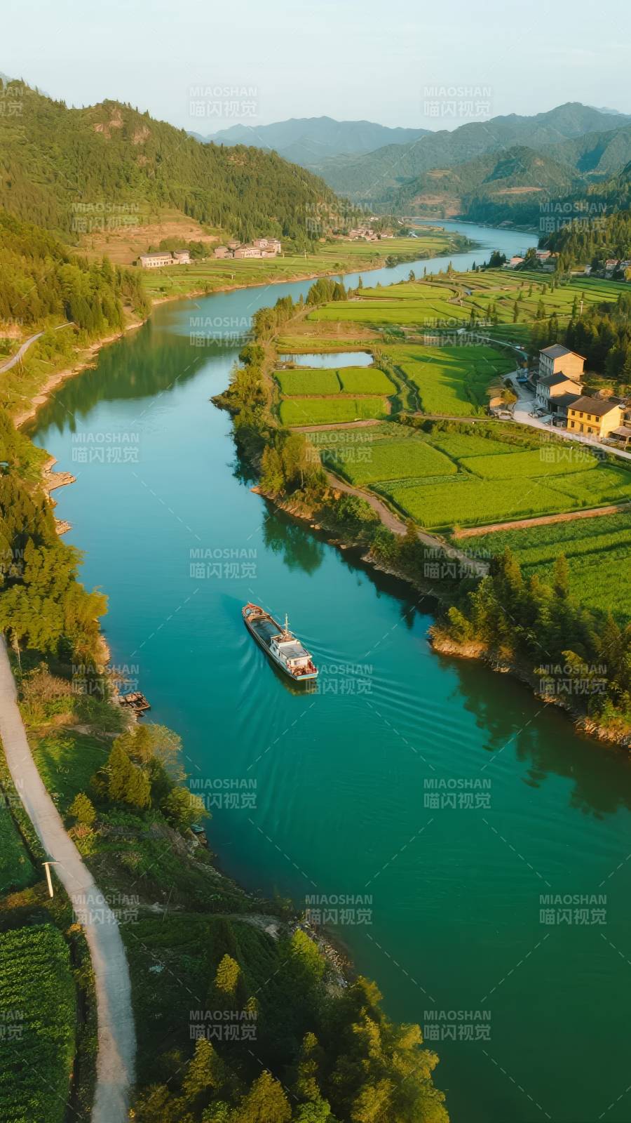 碧水穿村 舟行画中图片