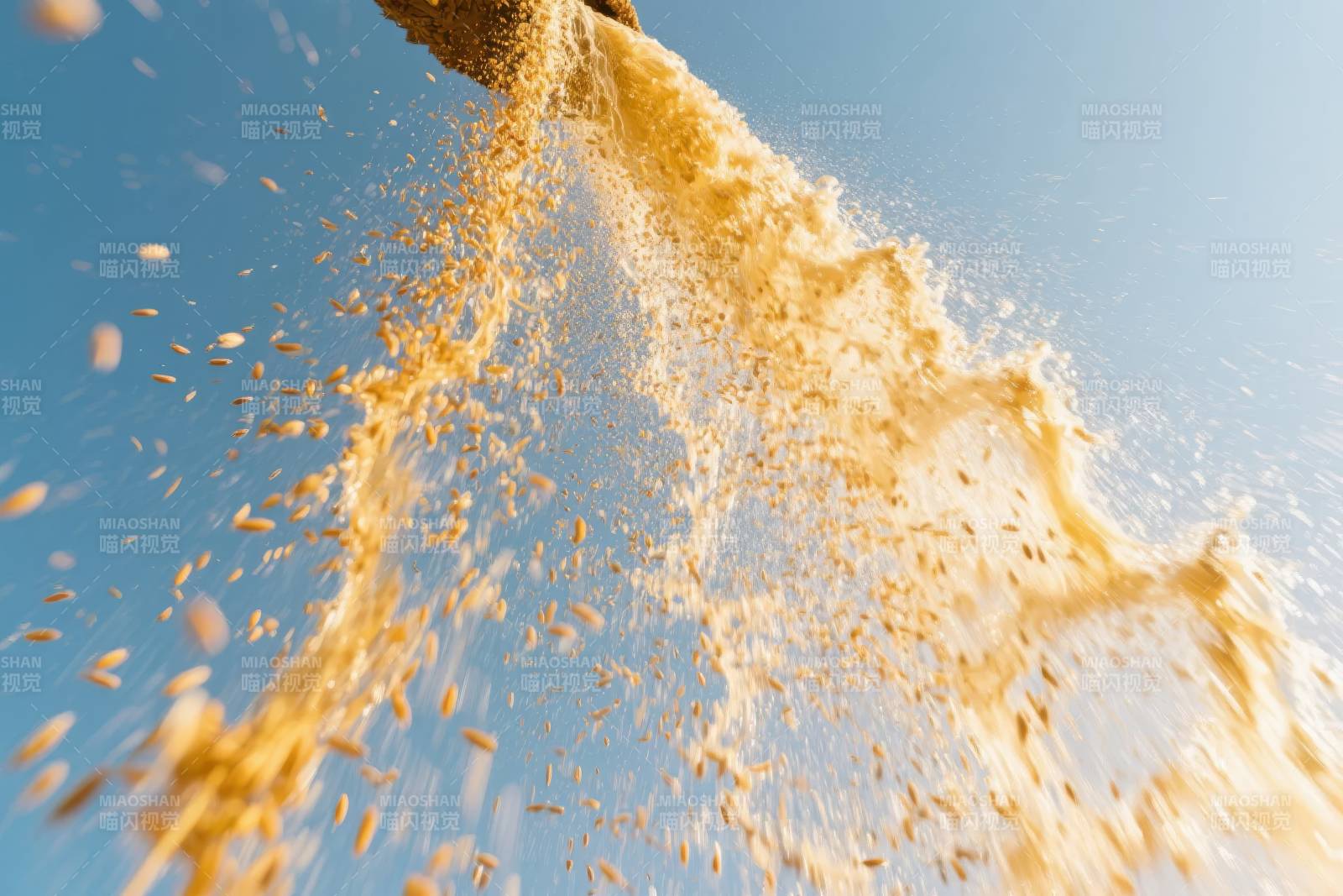 金谷飞溅蓝天图片