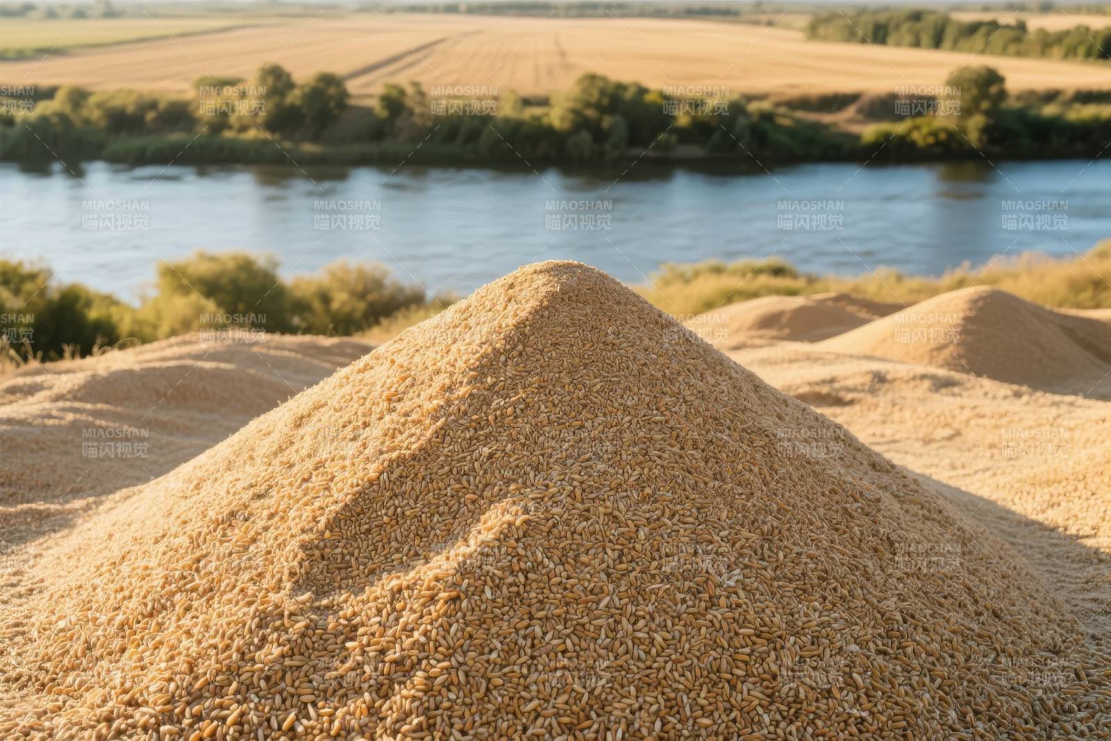 金黄麦堆映河景图片