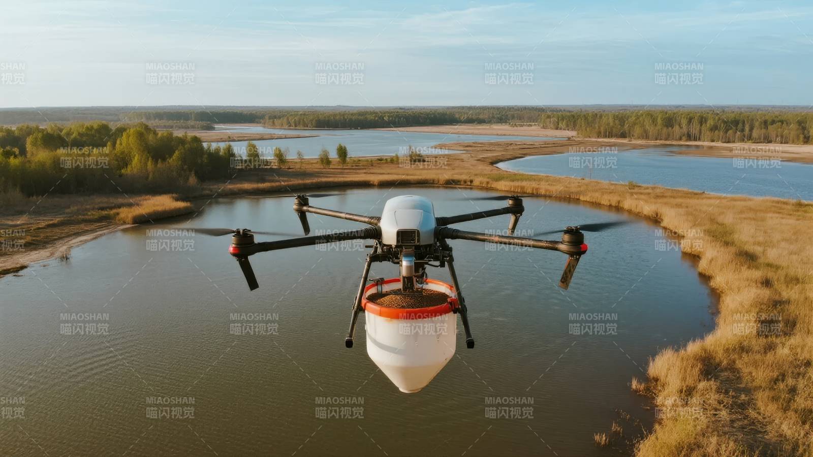 无人机飞越湖泊图片