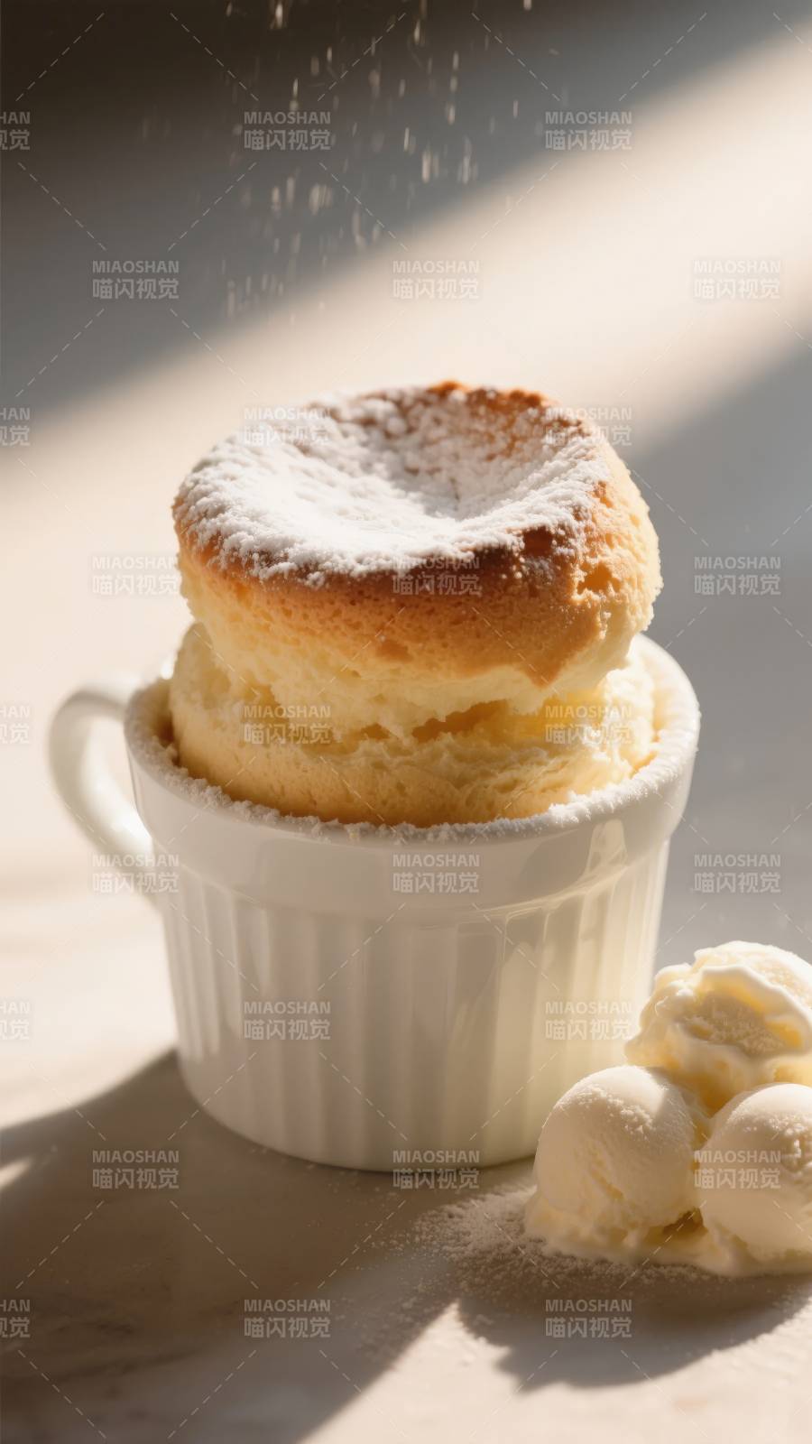 香草舒芙蕾配冰淇淋图片