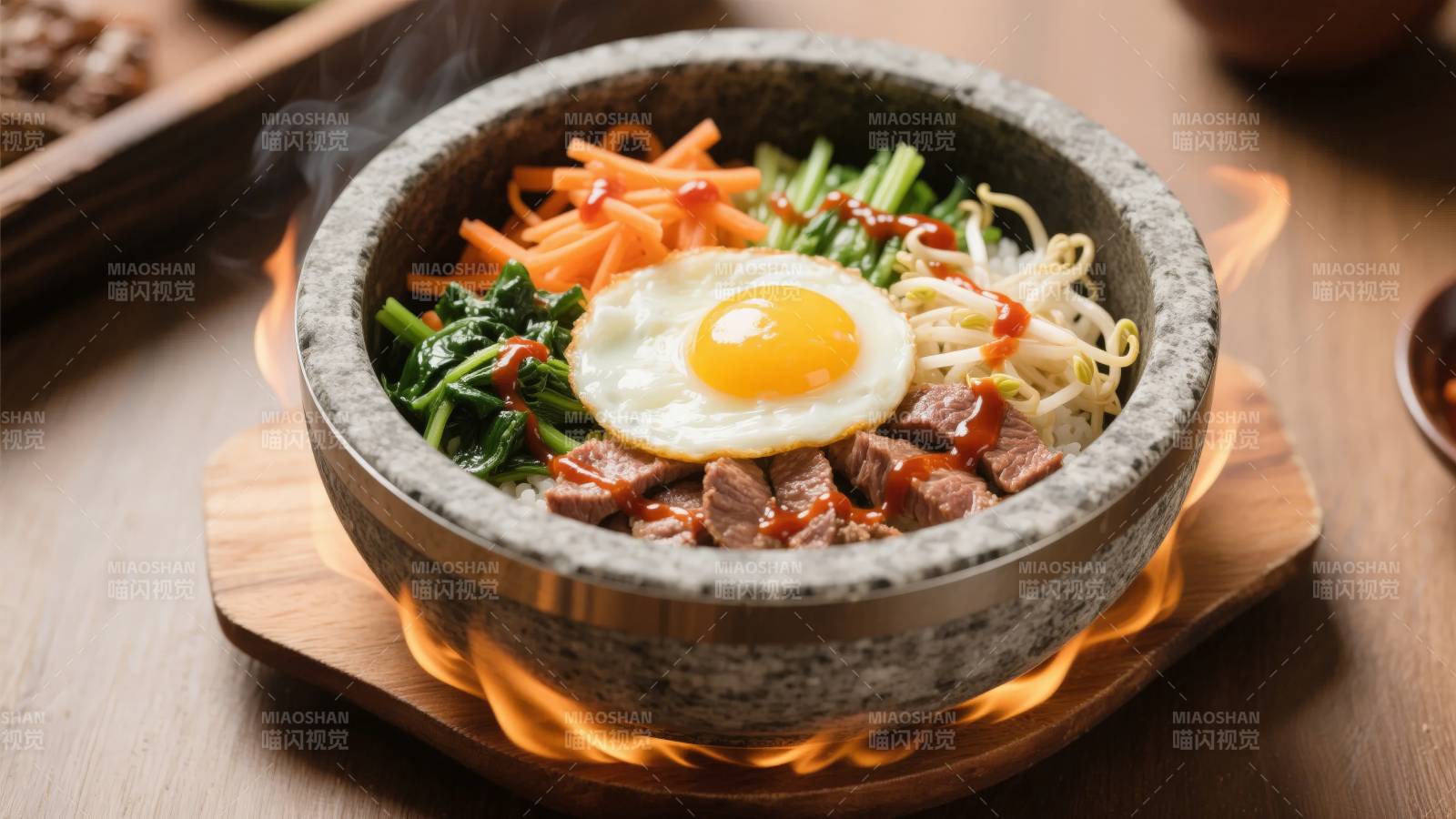 石锅拌饭热气腾腾图片