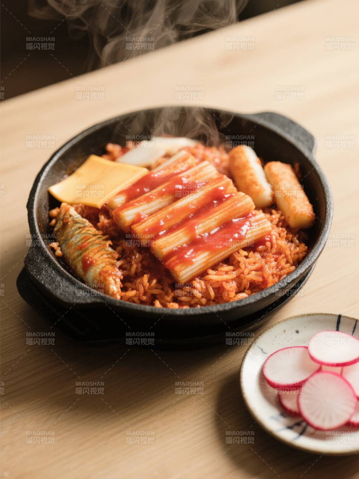 热气腾腾的韩式炒饭图片