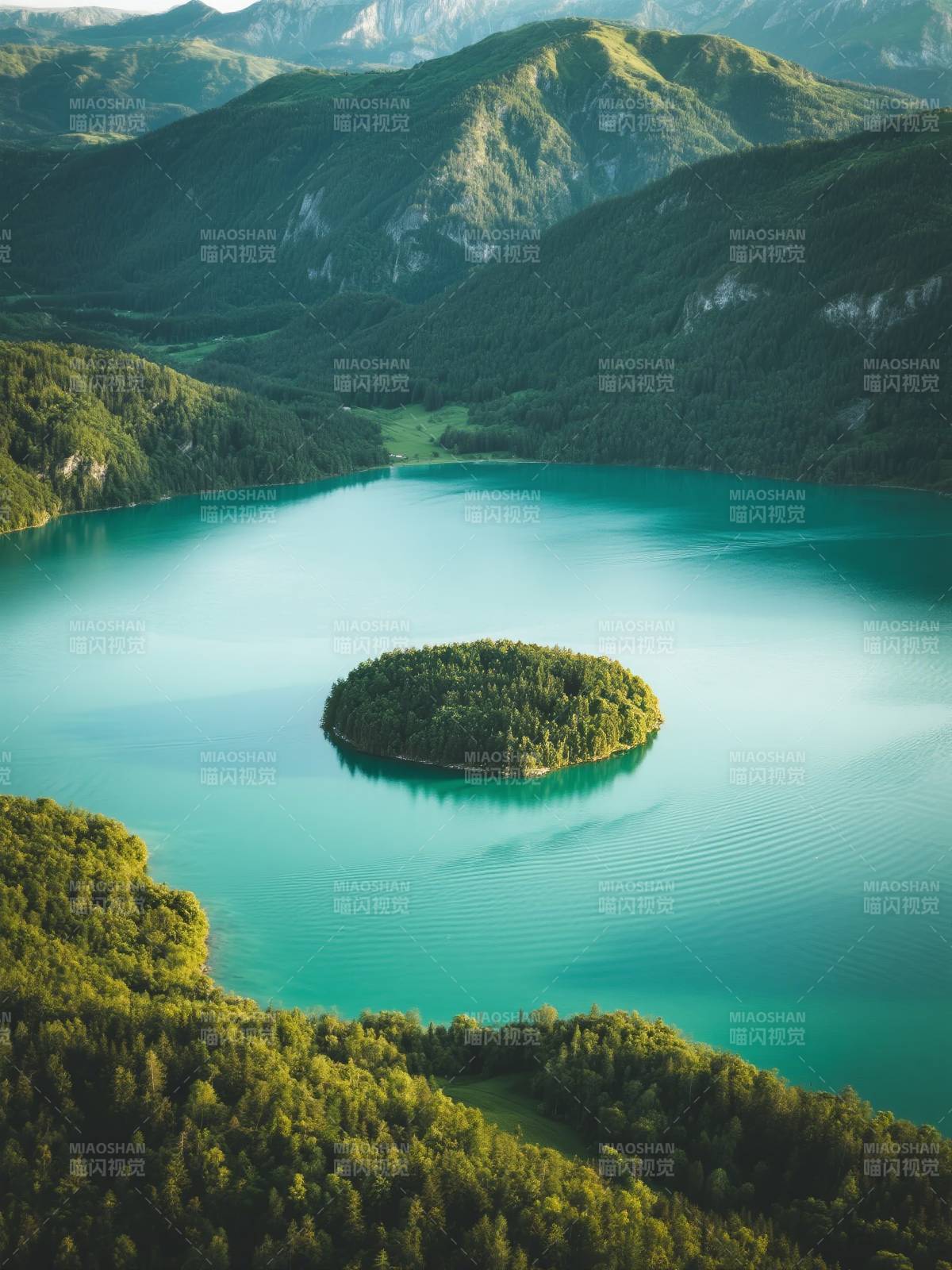 碧湖翠岛山环绕图片