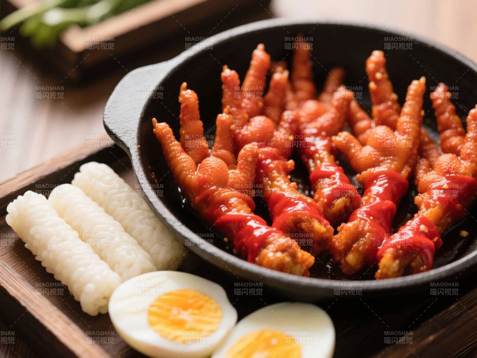 辣味鸡爪配蛋卷图片