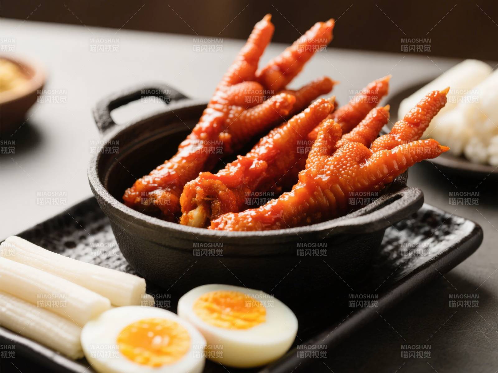 辣鸡爪配卤蛋图片