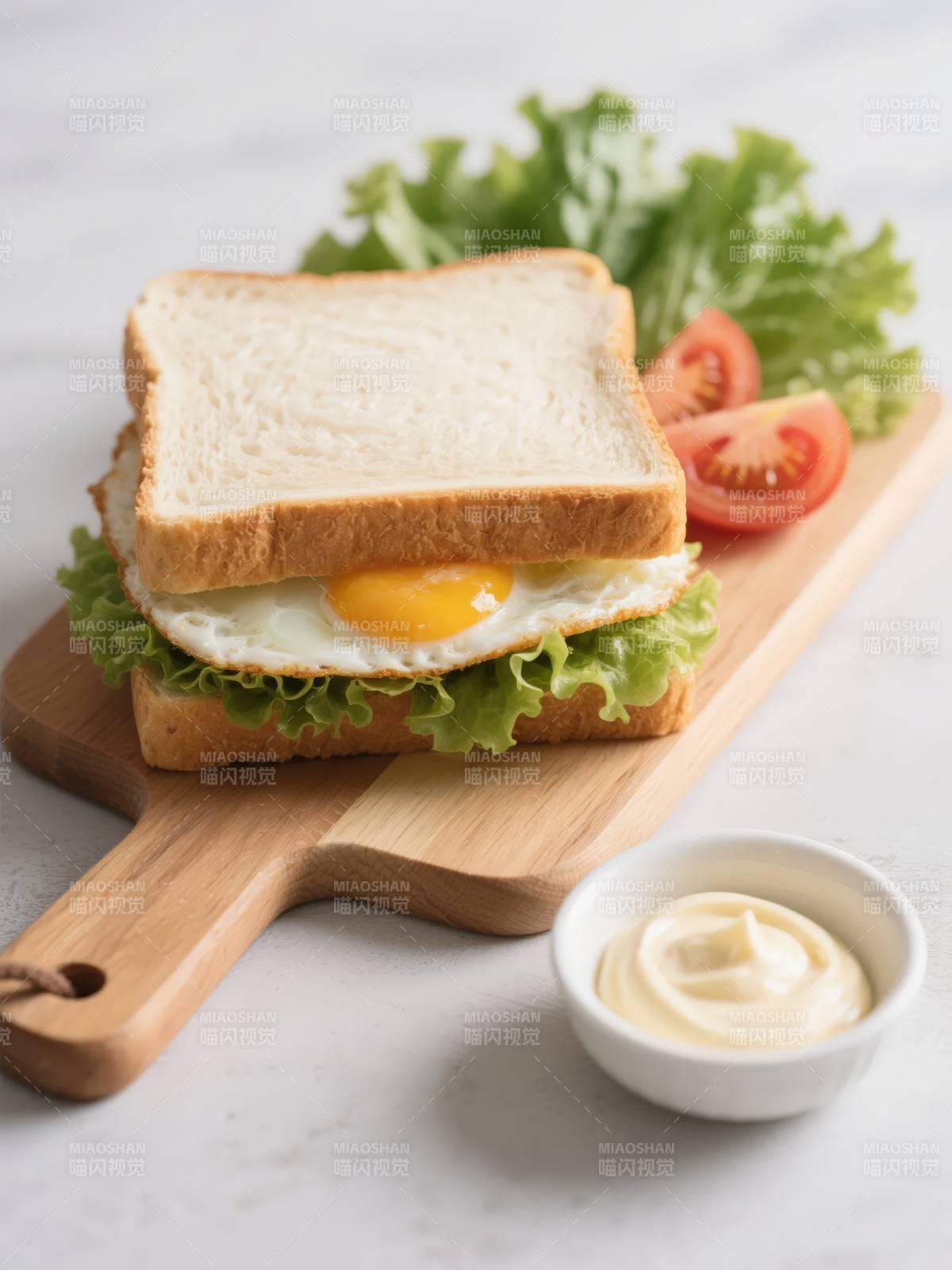 鸡蛋三明治配生菜图片