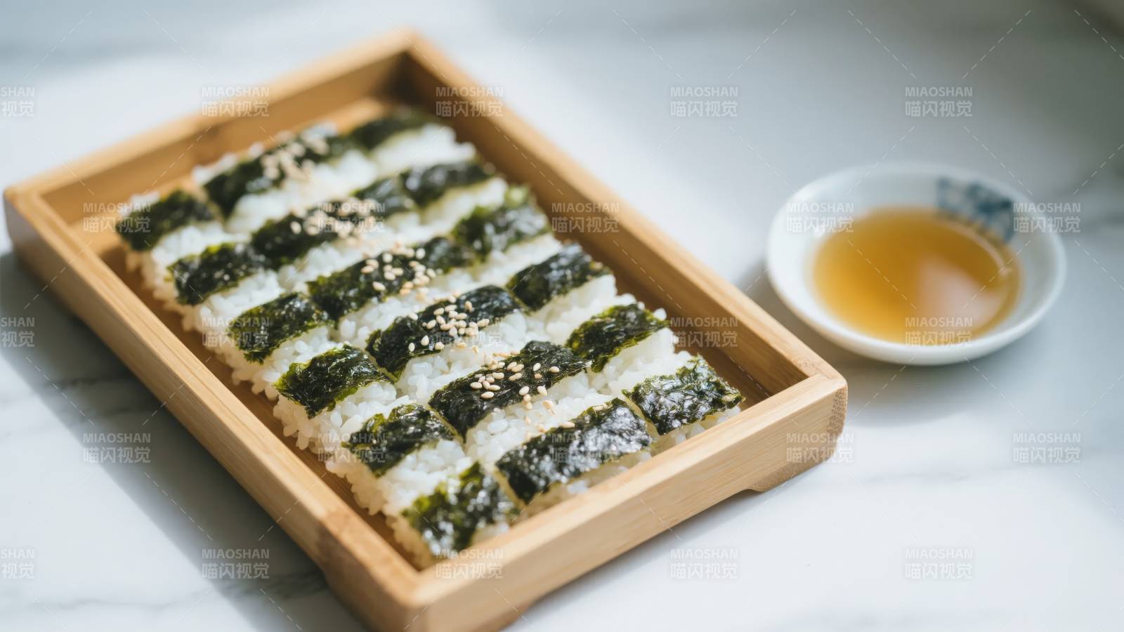 寿司配茶 美味呈现图片