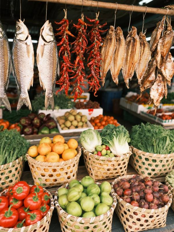 市集鲜蔬鱼干图片