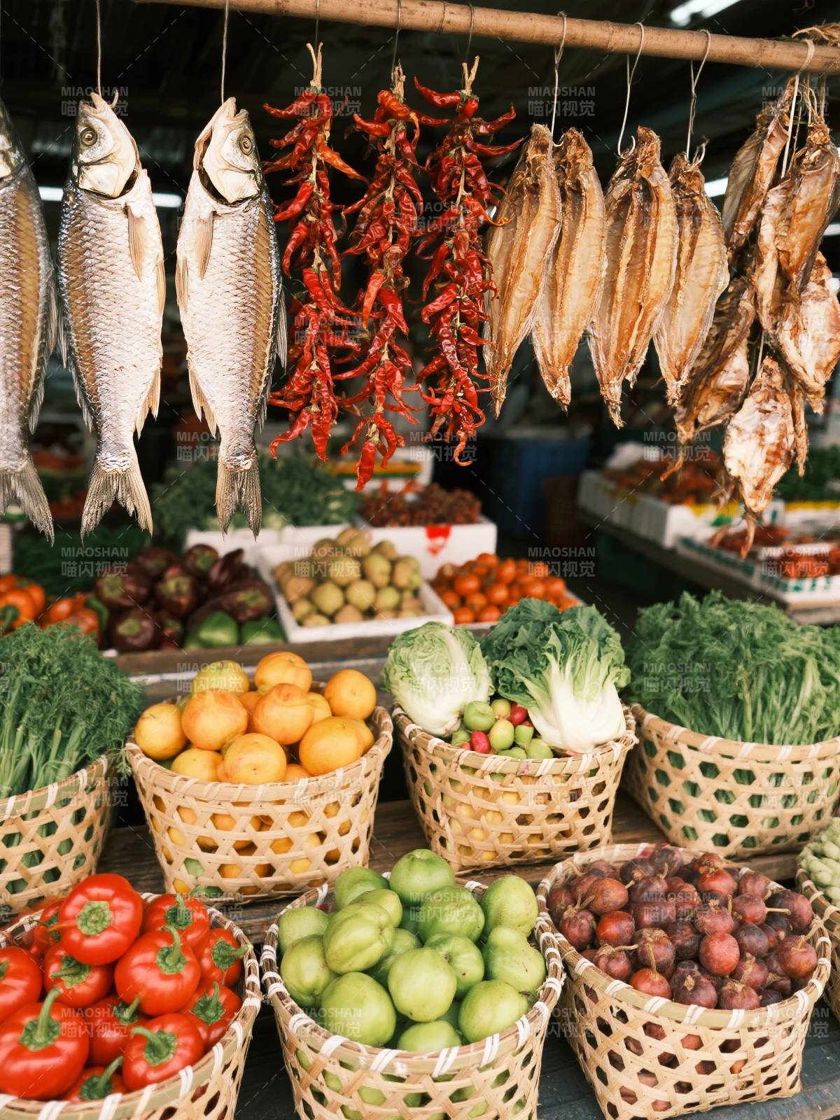 市集鲜蔬鱼干图片