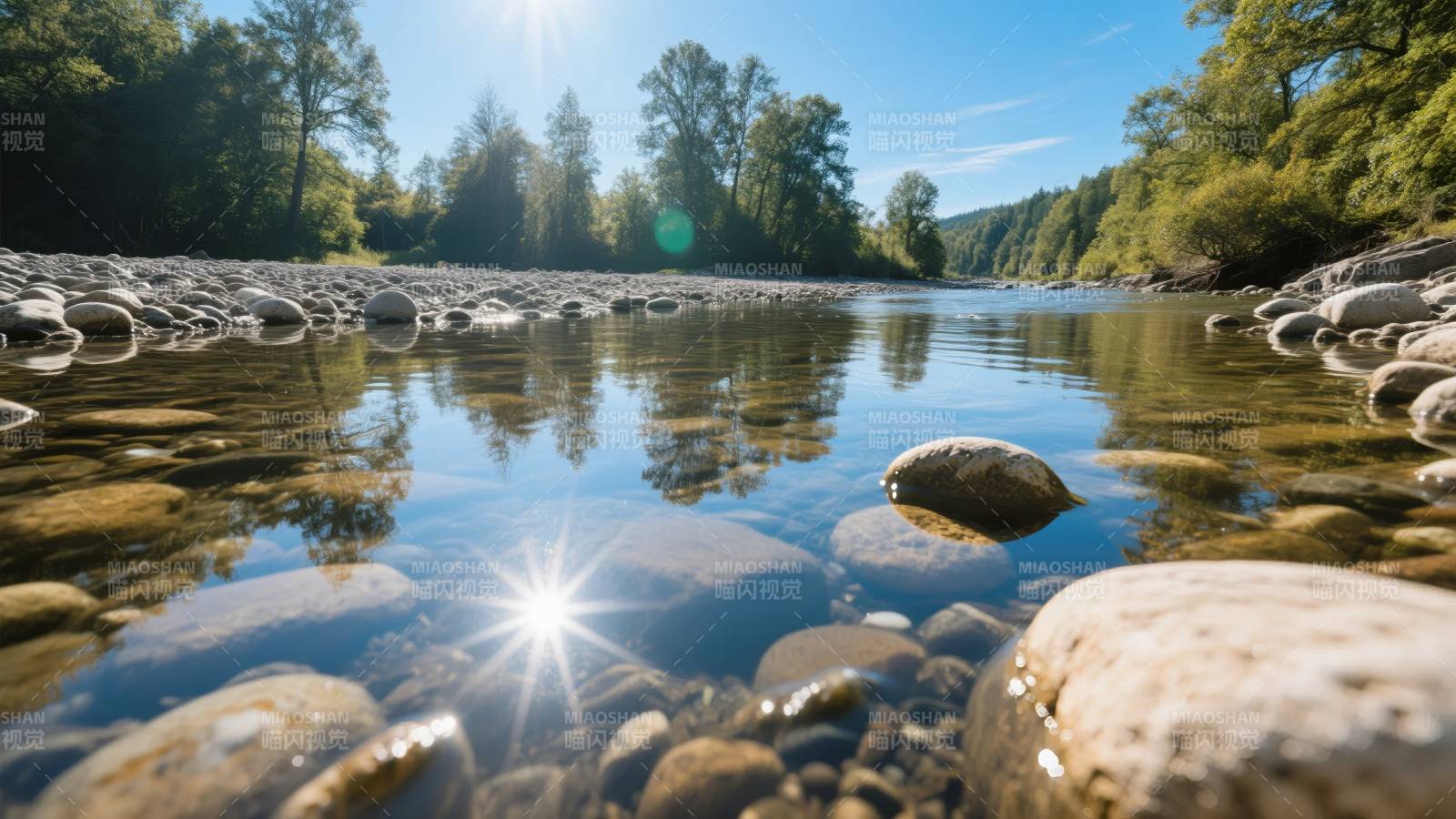 溪流石影映日光图片