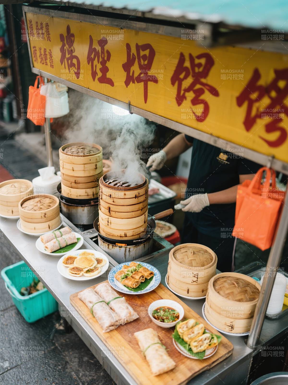 街头蒸笼美食摊图片