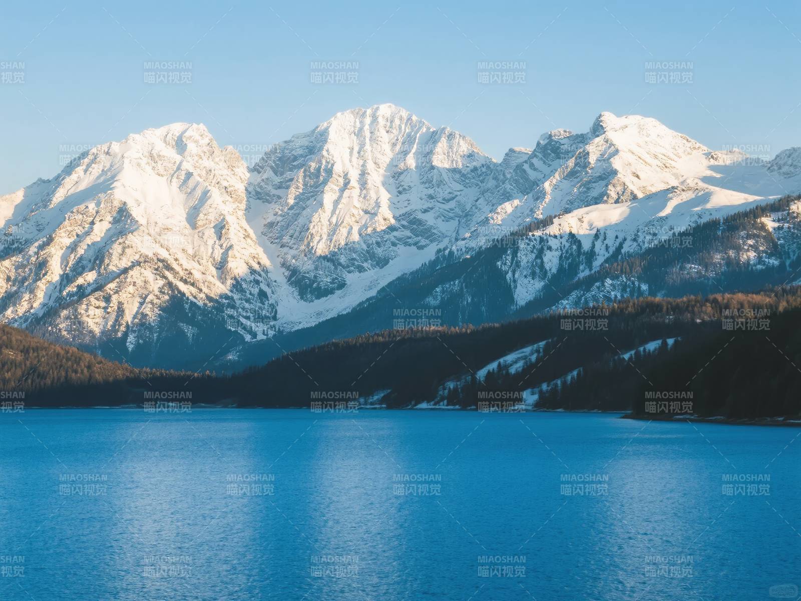 雪山映湖光图片