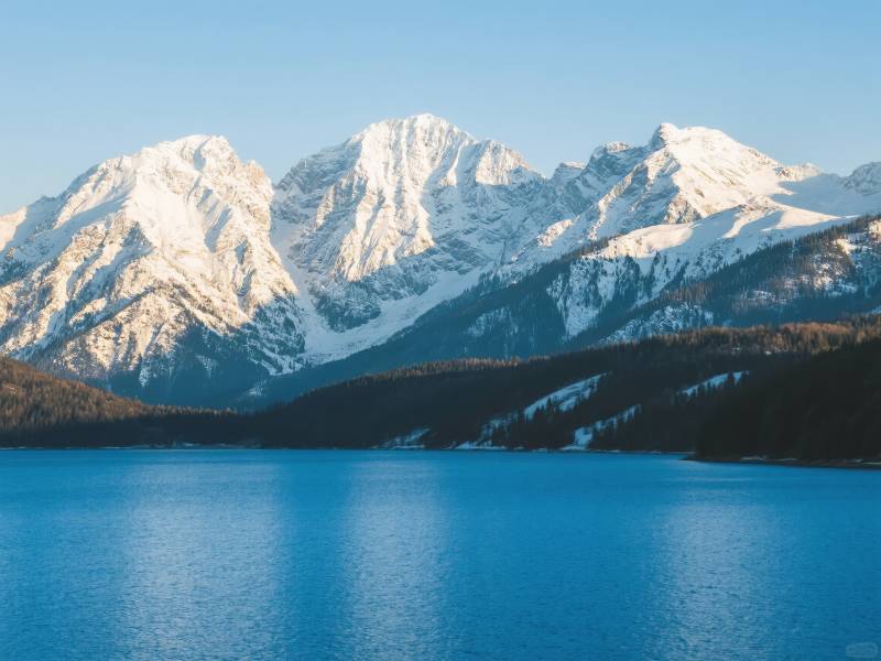 雪山映湖光图片