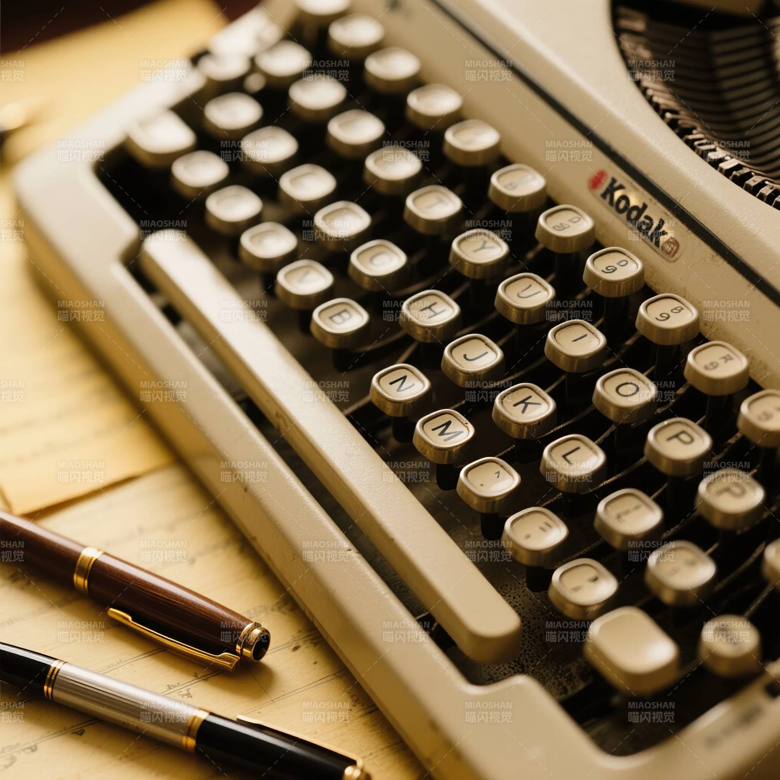 复古打字机与钢笔图片