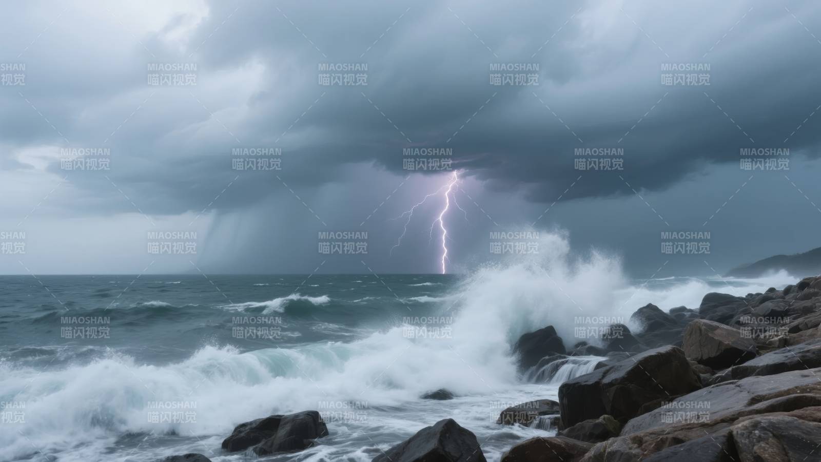 雷暴海浪拍岸图片